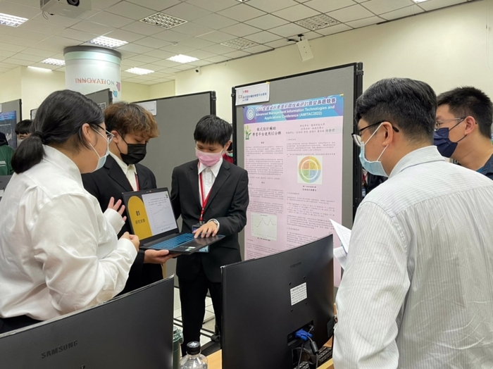 龍華資管師生作品「程式設計輔助學習平台使用AI分群」獲得總決賽亞軍。