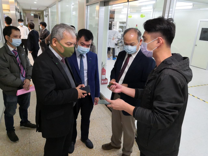 阮英勇代表參觀3D數位電路板設計暨智慧製造類產線工廠。