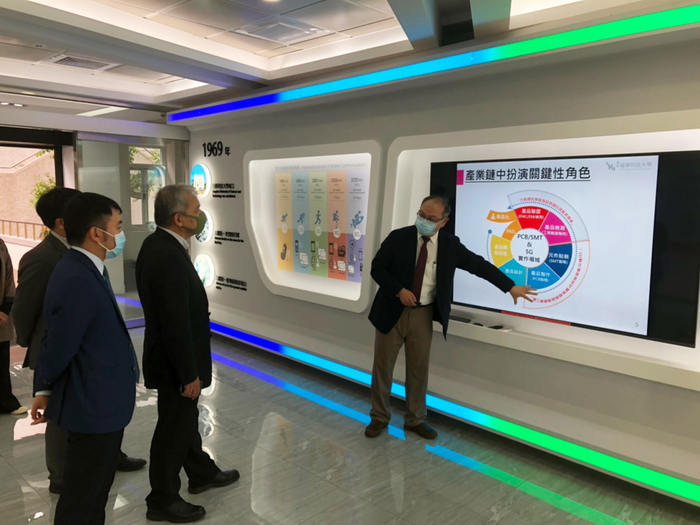 阮英勇代表參觀（5G）行動通訊模組測試與調校類產業環境工廠。