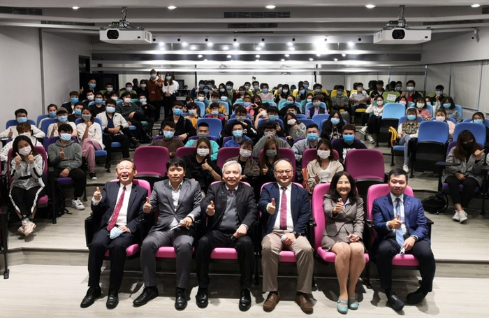 阮英勇代表與越生座談，鼓勵越南同學把握在台灣學習機會，增進專業與實務能力。