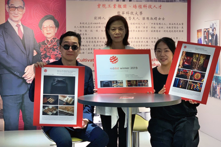龍華科大文創系主任葉茉俐(中)與紅點團隊-自由落體設計公司董事長陳俊良及執行長合影。