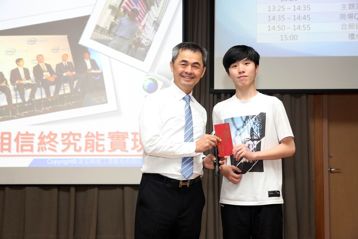 演講過程中並進行提問，龍華師生踴躍向大師請益，現場互動熱烈。