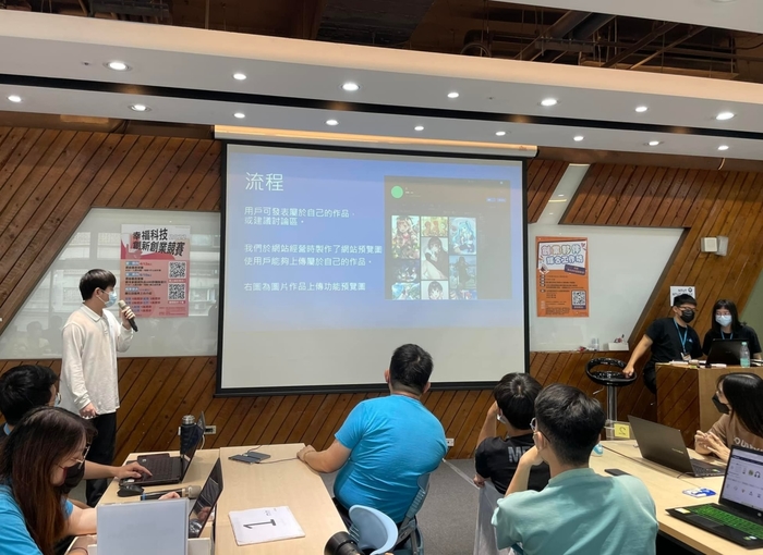 龍華科大王楷維同學在Pitch競賽向評審說明作品特色。