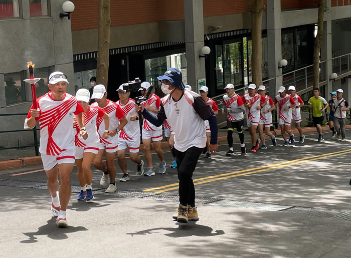 110年全大運環台聖火傳遞至龍華科大，師生鼓陣歡迎為選手加油喝采。