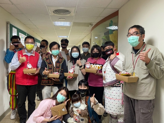 龍華科大校園族服日，為聖誕佳節揭開序幕並延續52週年校慶歡樂氣氛。