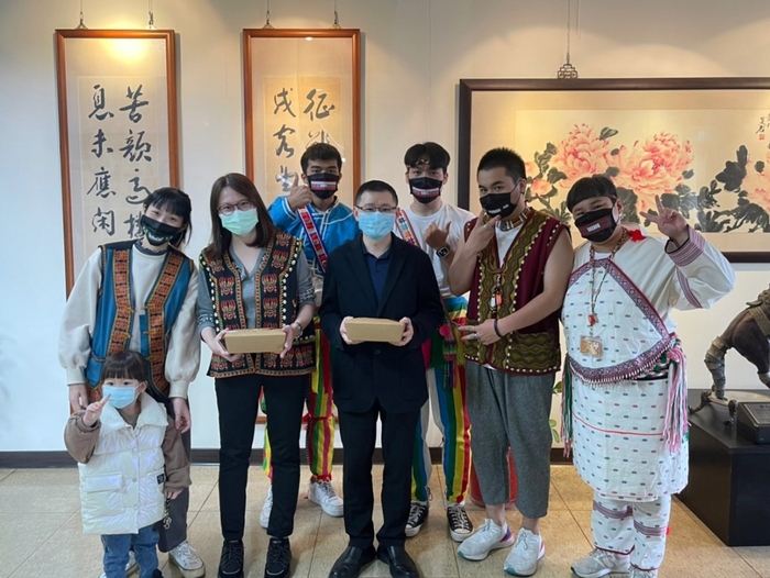 龍華科大校園族服日，讓原民學生穿起族服自在穿梭校園，對族群身份認同展現自信。