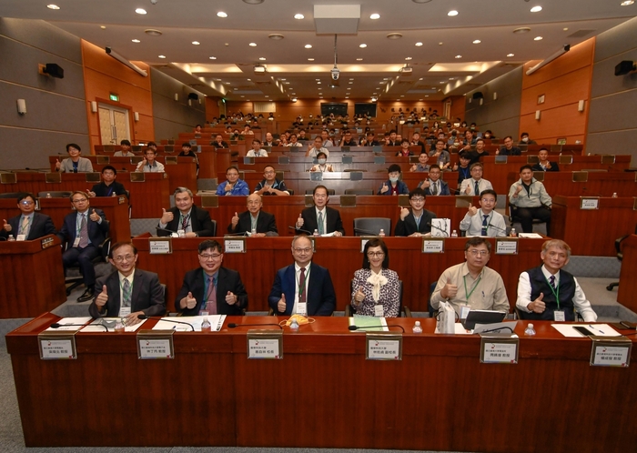 臺灣電磁產學聯盟假龍華科大舉辦高速傳輸介面設計測試研討會，以促進研究創新。