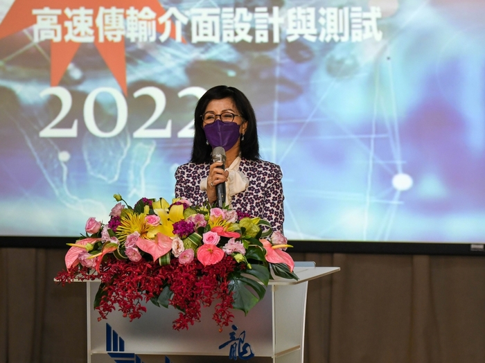 龍華科大林如貞副校長代表孫道亨董事長歡迎產學界貴賓蒞校。