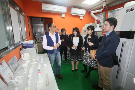 日、泰國際評鑑機構參訪龍華科大3D列印實驗室，對學校優質的辦學特色，留下深刻印象。