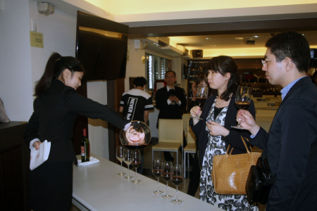 日、泰國際評鑑機構代表參訪觀光系飲料調製與品酒課程，體驗侍酒師專業服務。