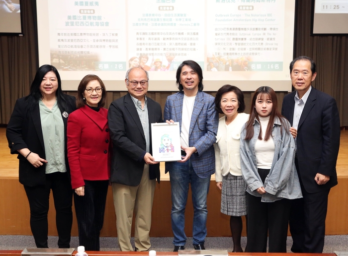 教育部葉丙成次長蒞臨龍華科大演講，並學子分享，AI時代的新思維與新挑戰。