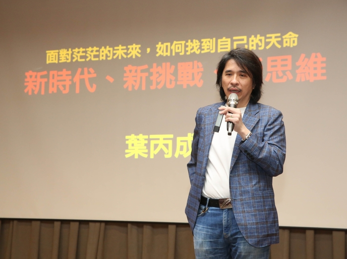 教育部葉丙成次長在演講同時，肯定龍華科大務實致用的優異辦學成效。