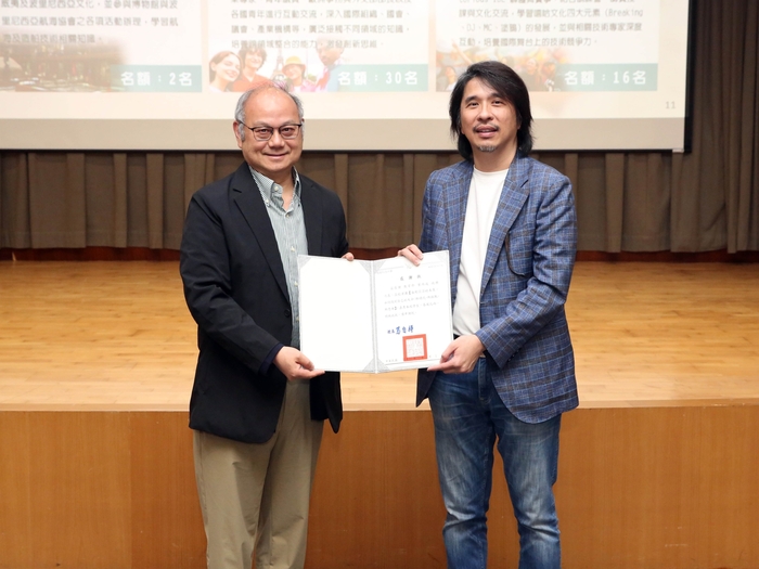 葛校長致贈感謝狀予葉丙成次長，感謝其分享精闢觀點與見解。