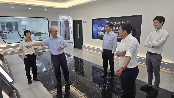清萊市府訪團參觀龍華科大半導體、智慧製造及5G通訊等特色教學場域，深入了解學校高科技人才培育成果。