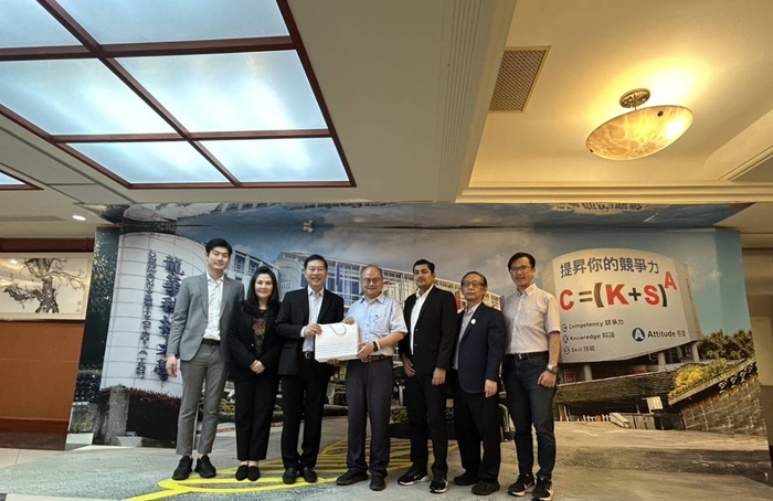 泰國清萊市長Dr. Wanchai Chongsuttanamanee率市府團隊蒞訪龍華科大，與校長葛自祥及校方代表交流後合影，展現雙方深化科技教育與人才交流合作意願。