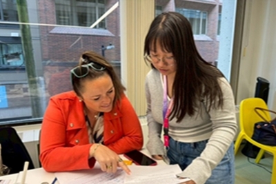 應用外語系黃羽慈同學於海外實習期間協助課堂教學，支援教師課程設計與教學活動，展現專業學習態度與語言實務能力。