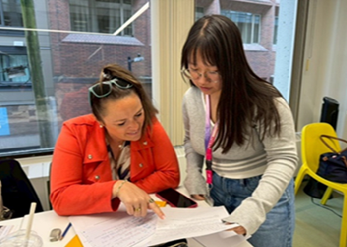 應用外語系黃羽慈同學於海外實習期間協助課堂教學，支援教師課程設計與教學活動，展現專業學習態度與語言實務能力。