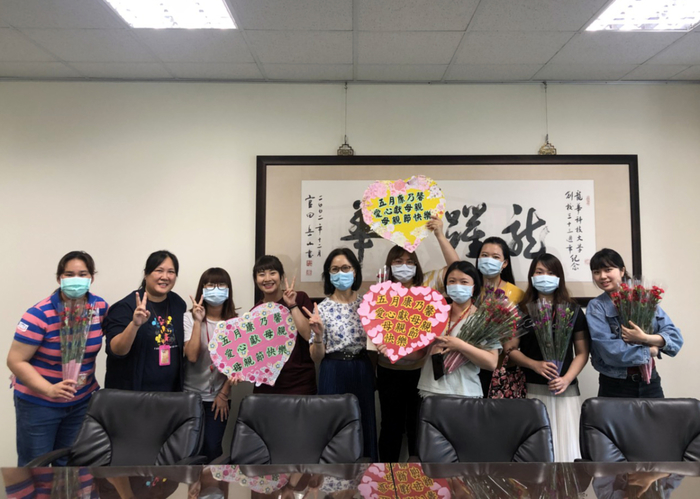 龍華科大致贈女性教職同仁康乃馨鮮花，提前祝福母親節快樂！
