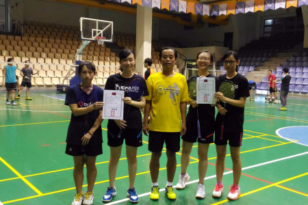 圖為龍華科大學生周恆玥(左一)、陳雅禎(左二)搭檔、李宛錚(右二)、張嘉真(右一)搭檔，分別奪下夏季盃全國羽球錦標賽冠、亞軍，賽後開心與指導教練陳國肇老師合影。