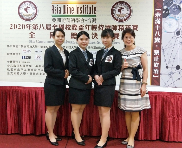 龍華科大觀休系學生楊英鈺、顏妤倢、曾姿庭(左1至3),3人初試啼聲,成績表現相當不俗。