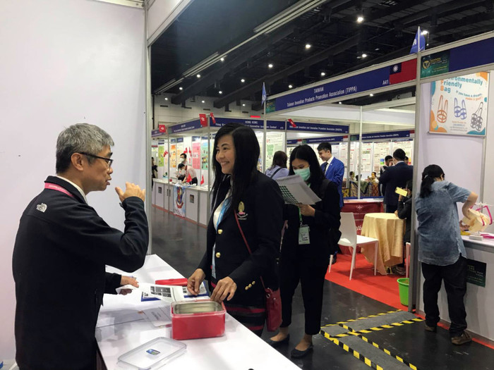 2020泰國發明展,龍華科大宋大崙老師向參觀民眾說明師生作品創意與學校研發實力。