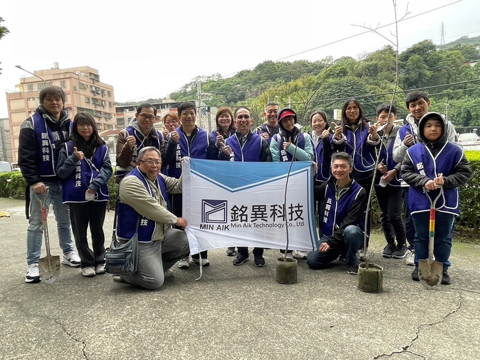 龍華科大邀請里民、志工及在地企業銘異科技公司員工參與，落實環境保護及生態平衡。