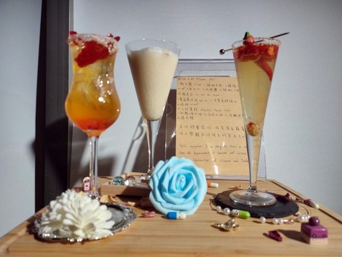 王姵涵同學作品「她 SHE」訴盡女子一生,同樣榮獲「動態調酒組」金牌。