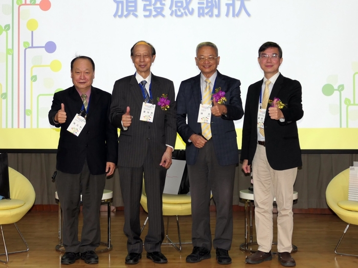 龍華科大管理學院陳元和院長(左)致贈感謝狀，感謝來賓分享實務經驗。