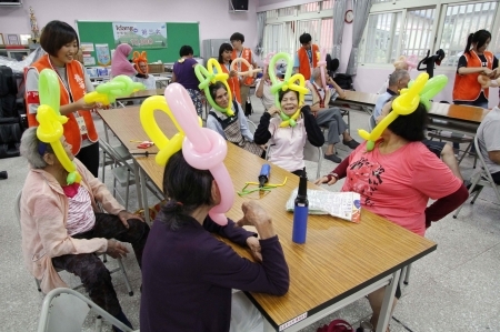 圖為龍華科大原民學生志工團，前往花蓮撒固兒部落返鄉服務，部落長輩們做氣球笑開懷。