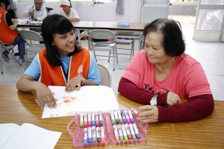 圖為龍華科大原民學生志工團，與部落長輩親切互動。