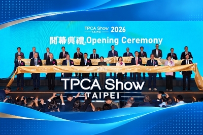 圖:龍華科大校長葛自祥(二排左五)受邀出席「TPCA Show 2026」開幕剪綵典禮,與副總統蕭美琴(一排中)、TPCA理事長張元銘(一排左五)及產業巨頭貴賓一同合影,展現龍華在PCB產業人才培育的重要地位。(龍華科技大學提供,取自工商時報)
