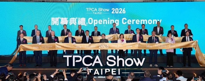 圖：龍華科大校長葛自祥（二排左五）受邀出席「TPCA Show 2026」開幕剪綵典禮，與副總統蕭美琴（一排中）、TPCA理事長張元銘（一排左五）及產業巨頭貴賓一同合影，展現龍華在PCB產業人才培育的重要地位。（龍華科技大學提供，取自工商時報）