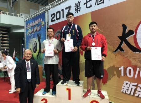 圖為龍華科大電子系學生周迦樂(中)，榮獲2017第七屆總統盃全國太極拳錦標賽推手金牌。
