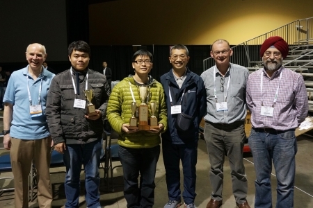 圖為參賽學生廖桓頡同學(左二)、蔡欣翰同學(左三)、王學務長延年(左四)與活動舉辦人合影。
