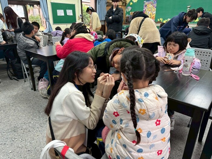 龍華科大學生與學童互動交流，展現跨齡陪伴與學習傳承。