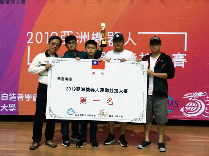 龍華科大PBL智慧機器人專班學生,勇奪「自走車避障」項目大專組冠軍。