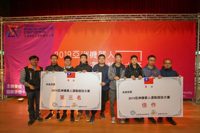 龍華科大機械科五專生獲高中高職組「自走車摸黑」第三名及佳作肯定。