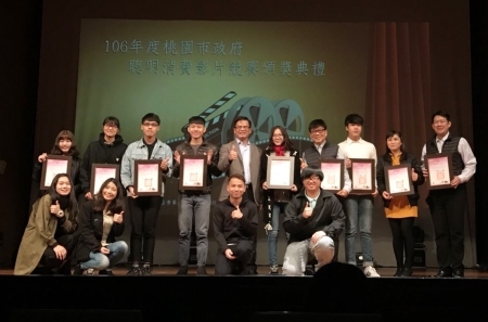圖為龍華科大學生團隊，參加106年度桃園市政府聰明消費影片競賽，一舉囊括前三名、3項佳作及1名入圍獎，共計10個獎項。