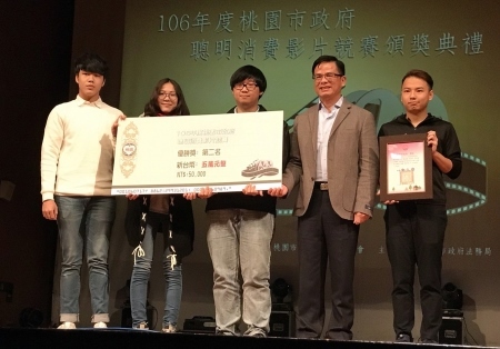 圖為龍華科大遊戲系主任盧大為指導學生，以〈甜蜜陷阱〉作品，獲得桃市聰明消費影片第二名。