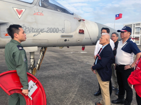 龍華科大企管系師生，仔細聆聽飛官解說幻象戰機高空、高速及優異操控性能。