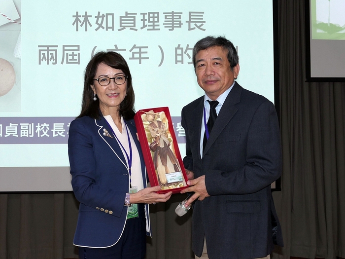 學會致贈禮品感謝龍華科大行政副校長林如貞教授暨中華商管科技學會理事長對學會兩屆(六年)的付出。