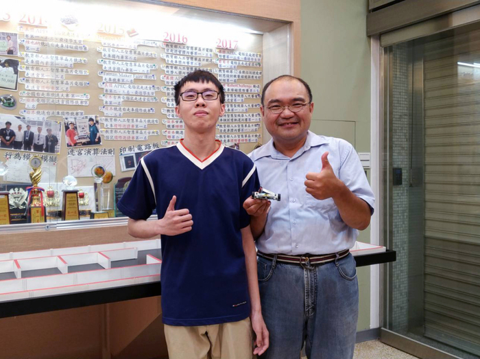 高家凱(左)在國中時看到介紹電腦鼠走迷宮影片覺得非常有趣，也因此決定要讀龍華科大。