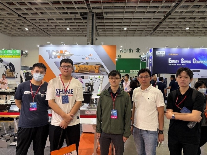 龍華科大機械系沈志陽老師與研究生周禹廷於台灣智慧自動化與機器人協會（TAIROA）產學合作專區。圖片