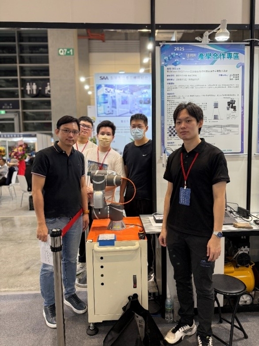 龍華科大機械系研究生張宸愷出席台灣智慧自動化與機器人協會（TAIROA）產學合作展。圖片