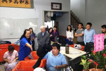 圖為龍華科技大學企管系教授黃深勳(中)，日前帶領研究生參訪亮羽洗衣事業技能工廠，瞭解庇護場所為身心障礙學員所提供的技藝訓練情況。