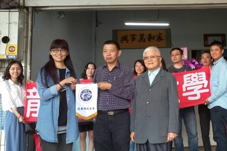 圖為龍華科大企管系教授黃深勳，指導研究生服務行銷專題課程，希望他們將所學理論結合業界實務，未來實際應用在協助身心障朋友的整合性行銷服務。