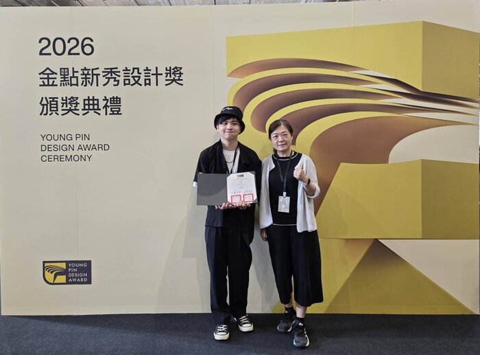 龍華文創系學生梁程翔以作品《小樂有了新室友》榮獲「數位影像設計類」獎項，得獎學生與文創系主任倪建芝合影留念。