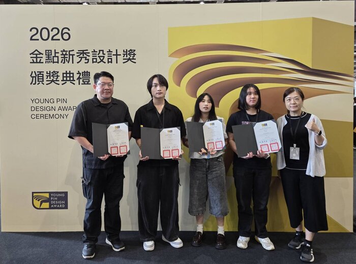 龍華文創系作品《人師》榮獲「數位影像設計類」獎項，由陳志銘老師指導學生王祥寧、葉苡恩、呂昀珊共同創作，得獎師生與文創系主任倪建芝合影留念。