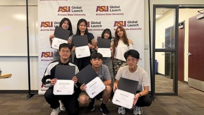 圖：龍華科大6名學生完成美國亞利桑那州立大學（Arizona State University, ASU）英語及文化交流研習，取得結業證書後合影。（龍華科技大學提供）