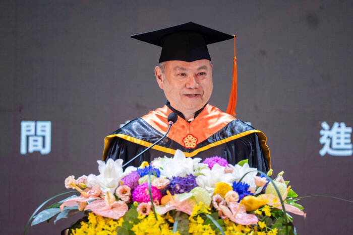 龍華科技大學校長葛自祥於畢業典禮中勉勵畢業生善用AI工具、培養終身學習能力，成為具備競爭力的「三無」卓越人才。